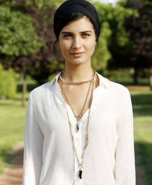 Tuba Büyüküstün çocuklarıyla okul yolunda