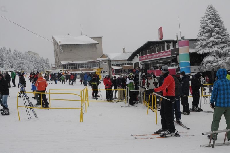 Uludağ'da pistler acemi kayakçılarla doldu