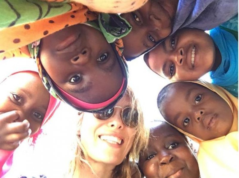 Gamze Özçelik kendini Afrikalı çocuklara adadı