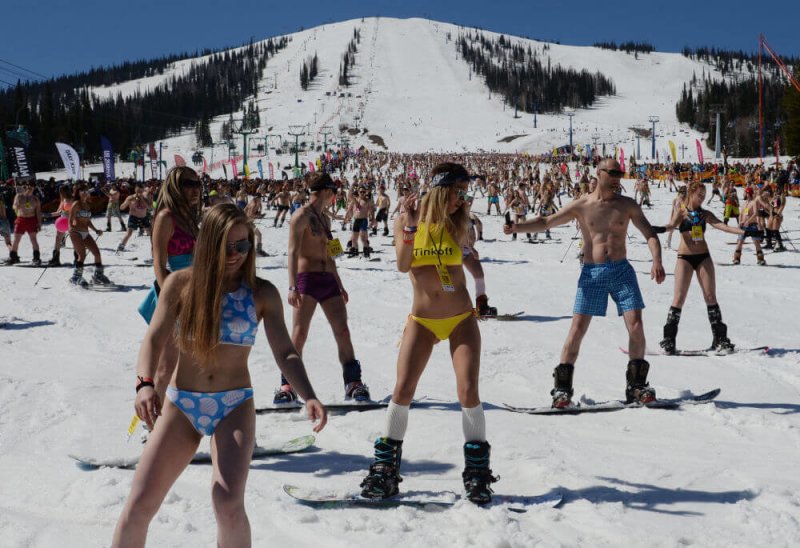 Rusya'da kar üstünde bikinili festival