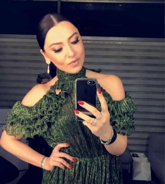 Dubai'ye giden Hadise çarşafa girdi 