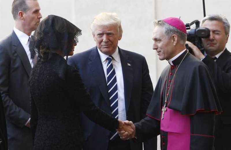 Arabistan'da başını açan First Lady  Vatikan'da kapattı