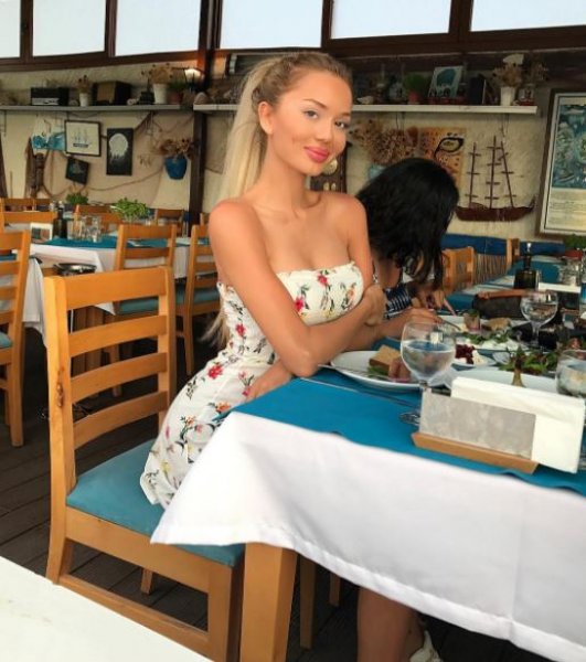 Cansu Taşkın sörf dersi aldı