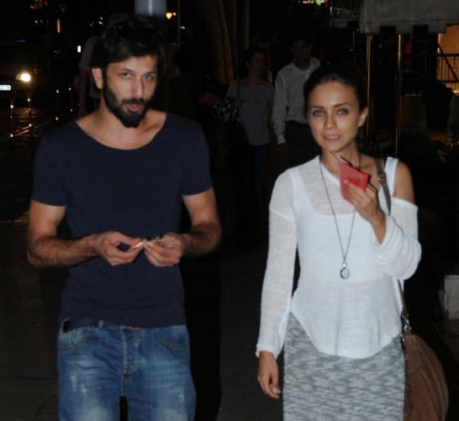 Damla Sönmez ve Ushan Çakır nişanlandı