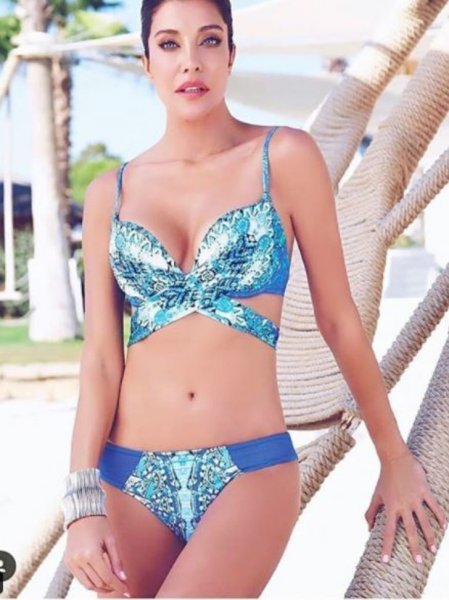 Deniz Akkaya 12 yıl aradan sonra yeniden podyumda