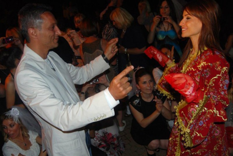 Esra Erol günlük 50 bin TL'ye el sıkıştı