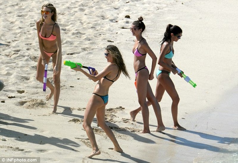 Victoria's Secret meleklerinin su savaşı