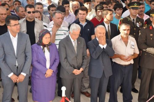 Kadın vekil şehit cenazesinde saf tuttu