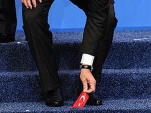 Erdoğan Türk bayrağını yerden kaldırdı