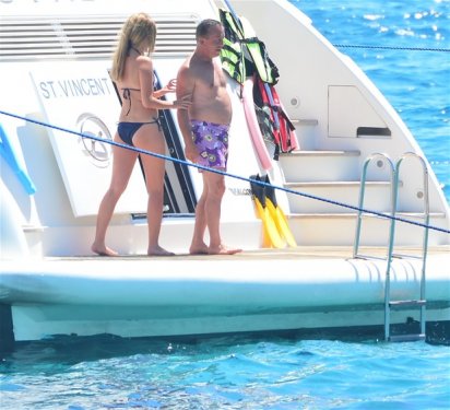 Ağaoğlu'nun yeni sevgilisi 23'lük Hazal	