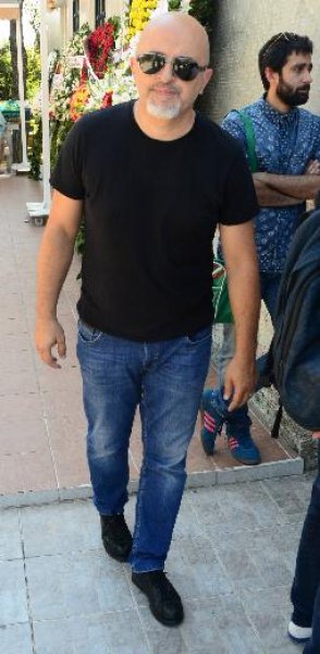 Gülse Birsel annesini son yolculuğuna uğurladı