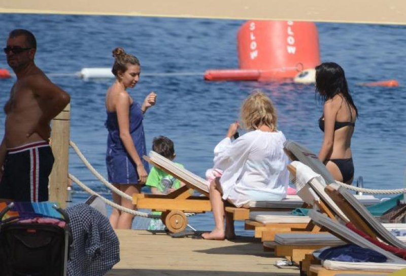 Rafet El Roman ailesi ile tatilde 