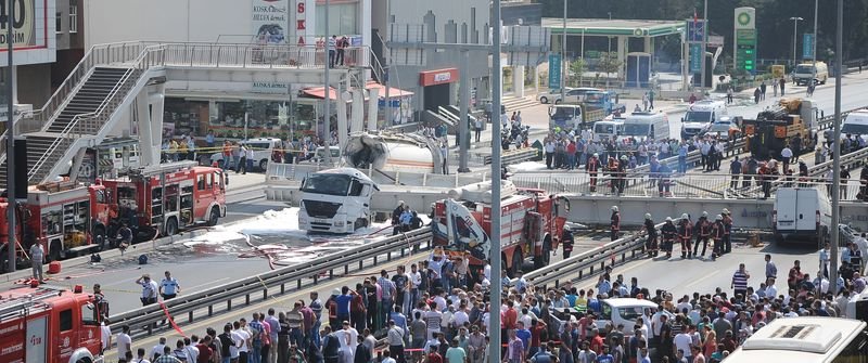 Avcılar'da E-5 üzerinde bir üst geçit çöktü