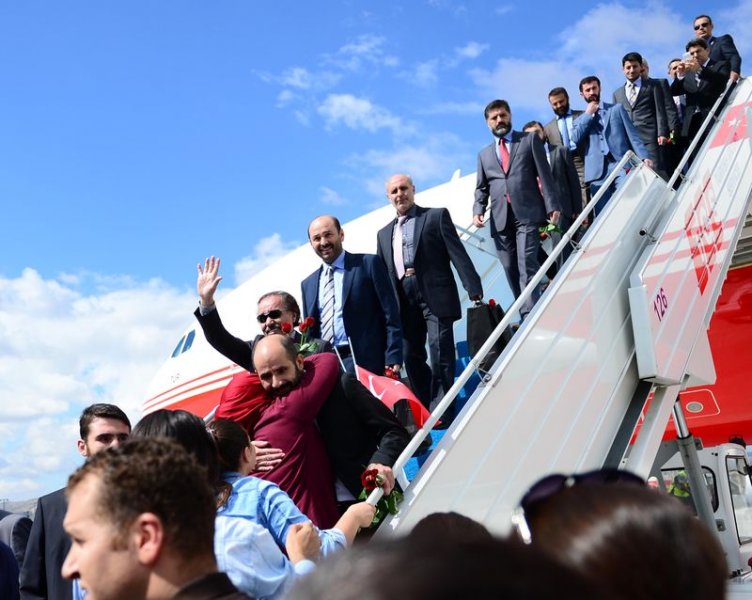 Serbest kalan Türkler aileleriyle buluştu