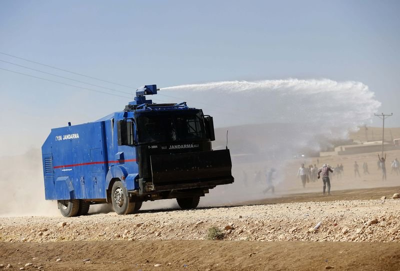 Kobani'ye gitmek isteyen grup askerle çatıştı