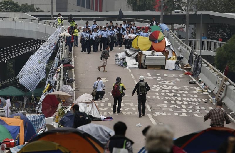 Hong Kong'da gösteri alanları boşaltıldı