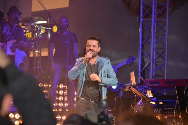 Kenan Doğulu göbek yaptı 