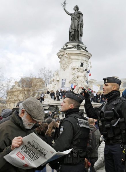 Paris'te binlerce kişi teröre karşı toplandı