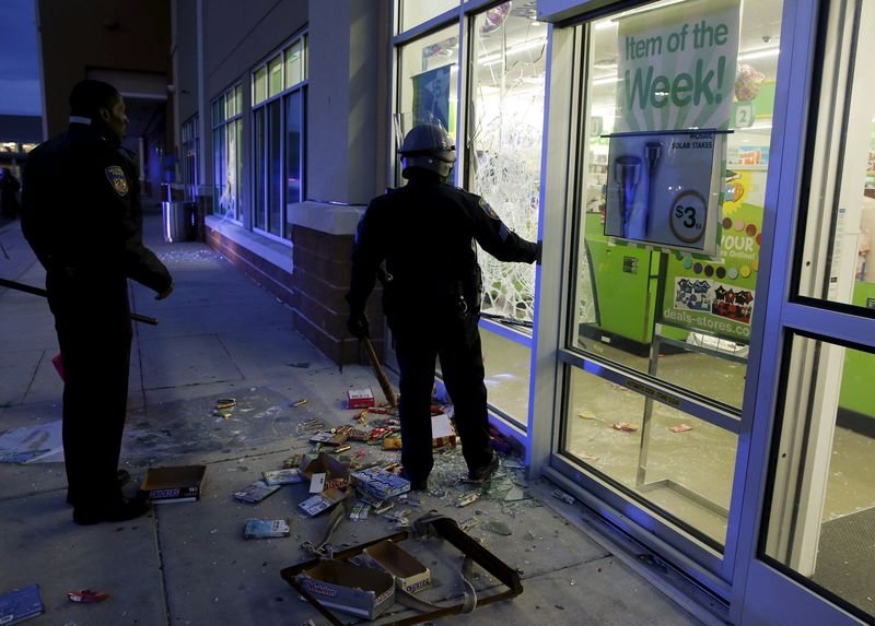 Baltimore'da marketler yağmalandı