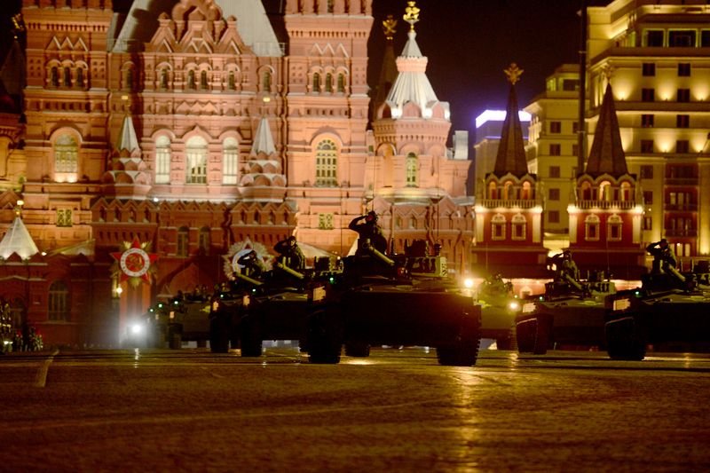 Rus tankları Kızıl Meydan'a indi