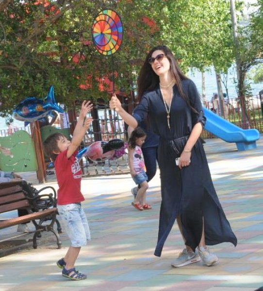 Bergüzar Korel ve Halit Ergenç'in piknik keyfi 