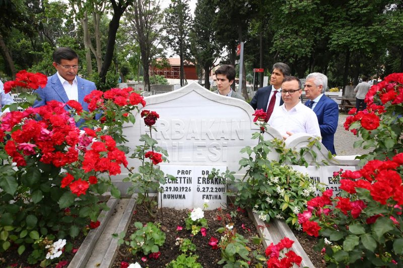 Davutoğlu İstanbul'da esnafı ziyaret etti
