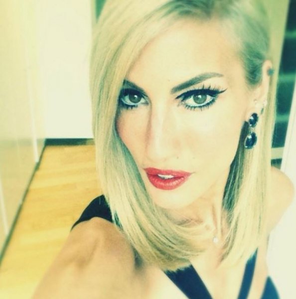 Çağla Şıkel çocuklarıyla Bebek turunda