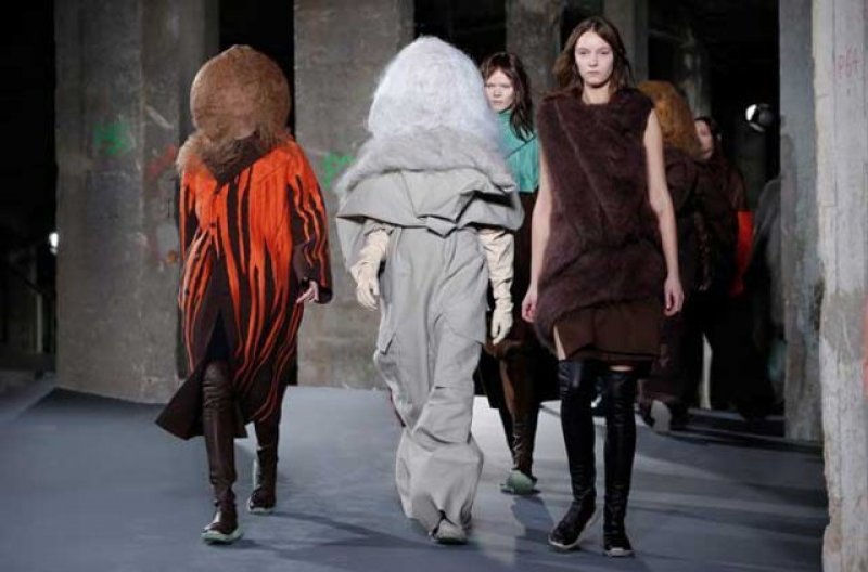 Rick Owens'in tartışma yaratan defilesi 