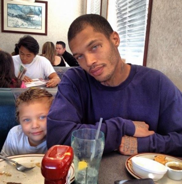 Yakışıklı mahkum Jeremy Meeks hapisten çıktı 