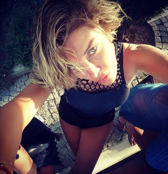 Eski manken Deniz Akkaya'dan bikinili poz