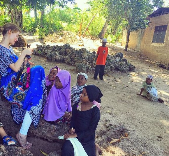 Gamze Özçelik kendini Afrikalı çocuklara adadı