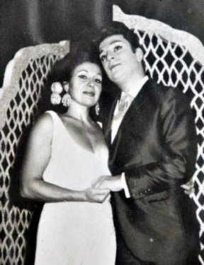 Bülent Ersoy ve Zeki Müren dudak dudağa