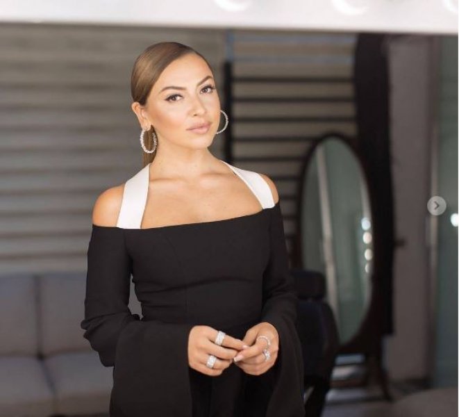 Dubai'ye giden Hadise çarşafa girdi 