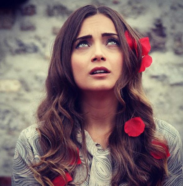 Damla Sönmez ve Ushan Çakır nişanlandı