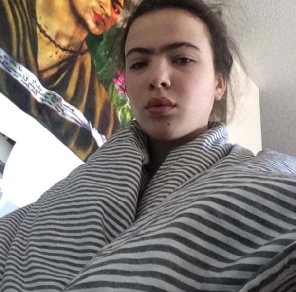 Sosyal medyanın tek kaşlı modeline teklif yağıyor 