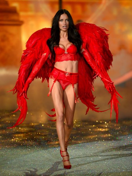 Adriana Lima gözyaşlarıyla veda etti