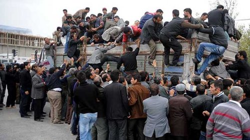 Yardım dağıtımında izdiham çıktı