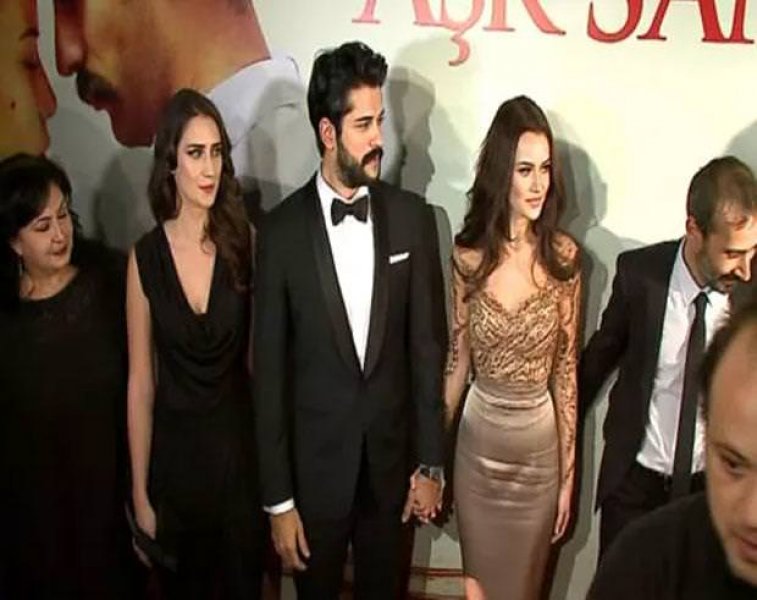 Fahriye ile Burak galaya el ele geldi