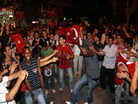 Türklerin YARI FİNAL SEVİNCİ