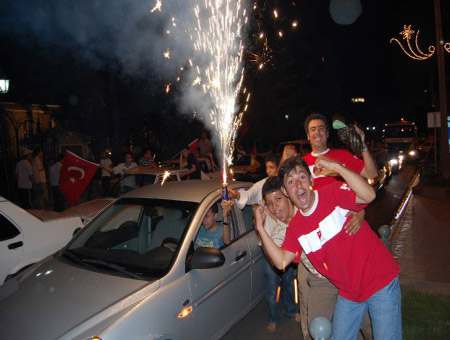 Türklerin YARI FİNAL SEVİNCİ