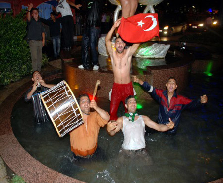 Türklerin YARI FİNAL SEVİNCİ