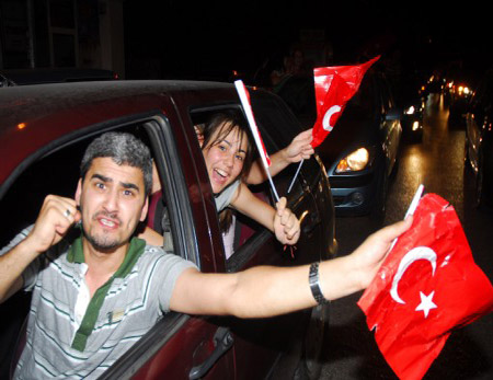 Türklerin YARI FİNAL SEVİNCİ