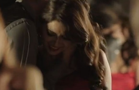 Aşk Kırmızı filminde jartiyerli Nurgül Yeşilçay