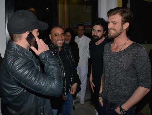 Kıvanç Tatlıtuğ Ahmet Kaya şarkıları söyledi