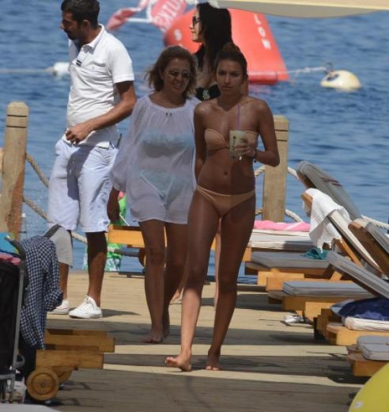 Rafet El Roman ailesi ile tatilde 