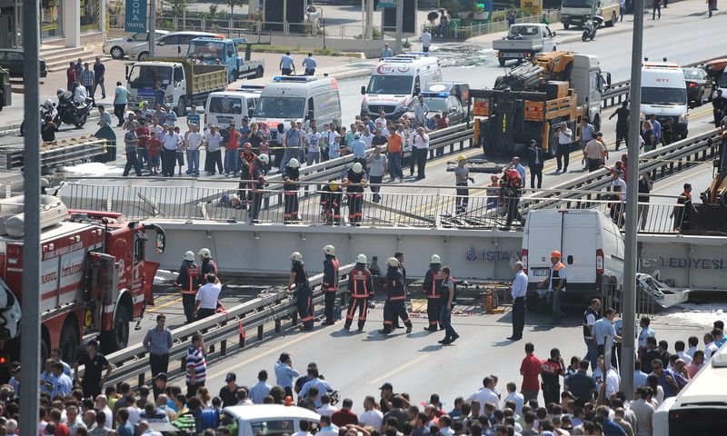 Avcılar'da E-5 üzerinde bir üst geçit çöktü