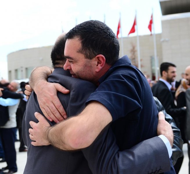 Serbest kalan Türkler aileleriyle buluştu