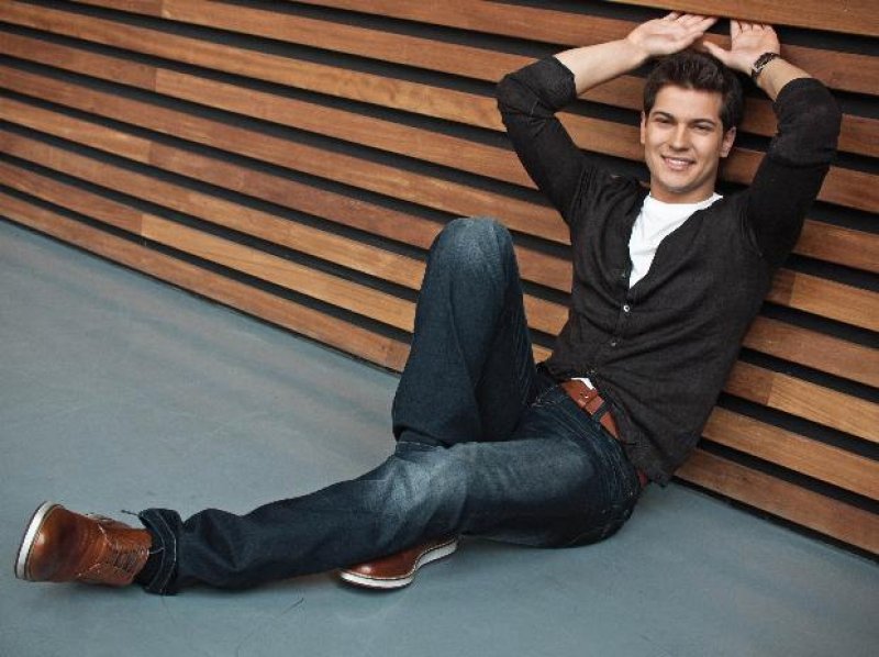 Model ve oyuncu Çağatay Ulusoy yeni yaşını kutladı 