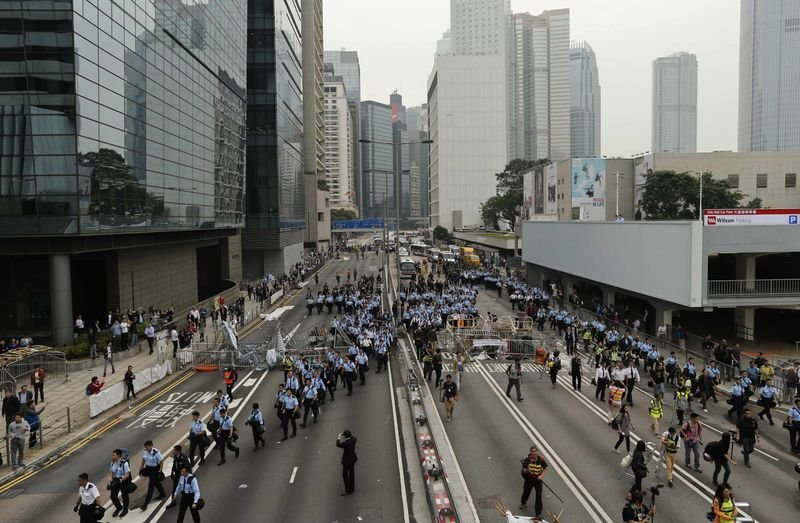 Hong Kong'da gösteri alanları boşaltıldı