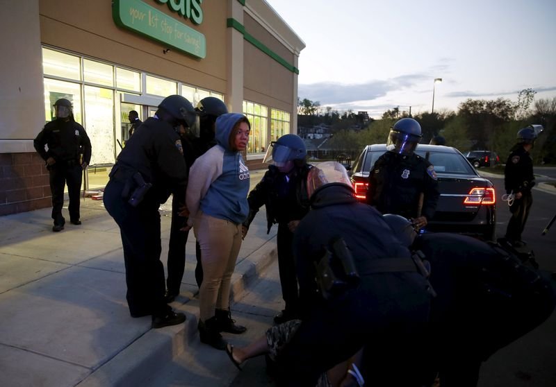 Baltimore'da marketler yağmalandı